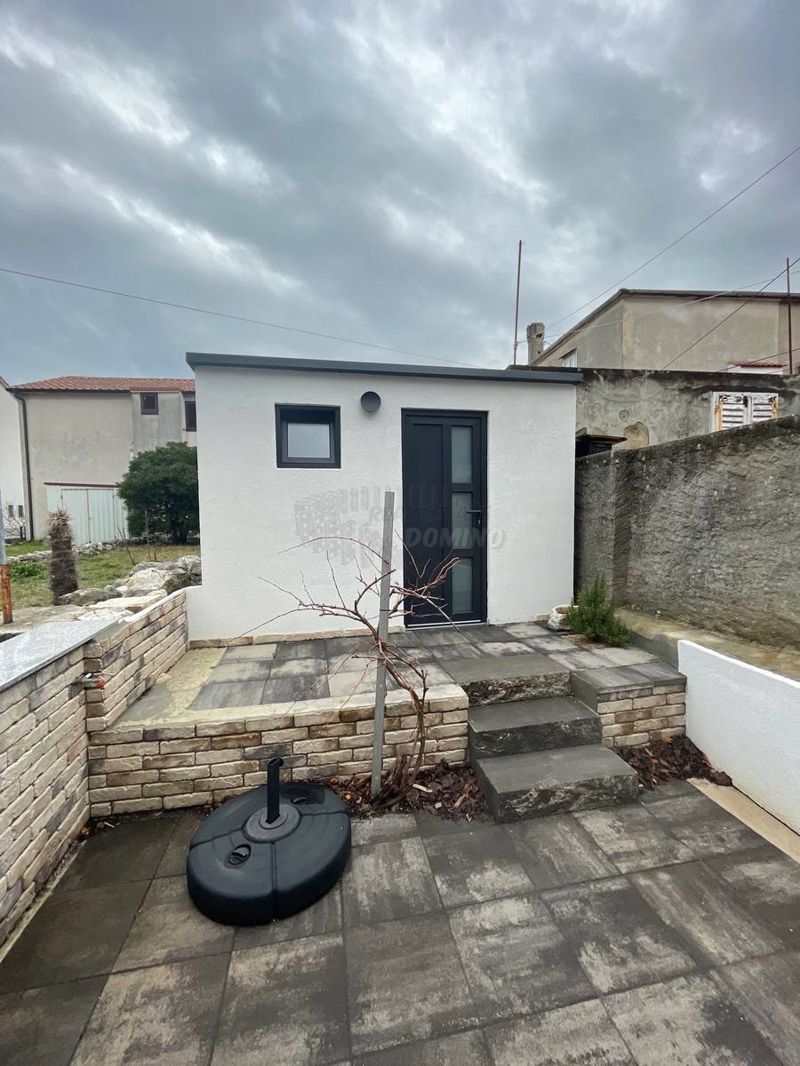 Lepa, prenovljena hiša z vrtom 150 m od morja! Punat