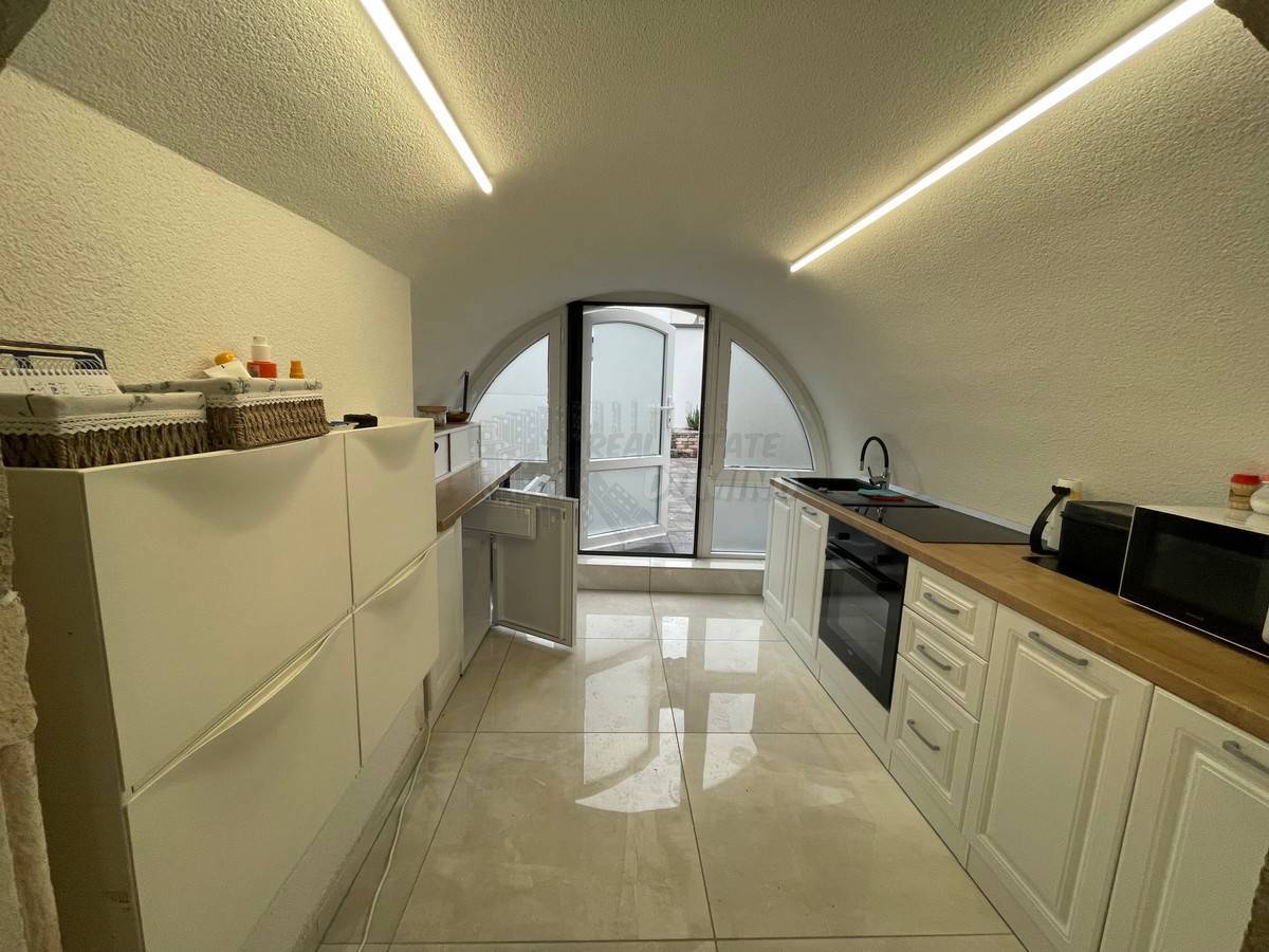 Lepa, prenovljena hiša z vrtom 150 m od morja! Punat