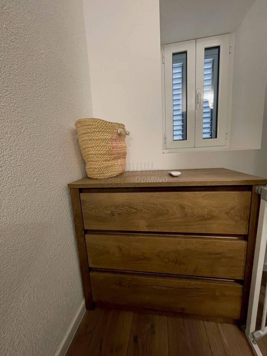 Lepa, prenovljena hiša z vrtom 150 m od morja! Punat