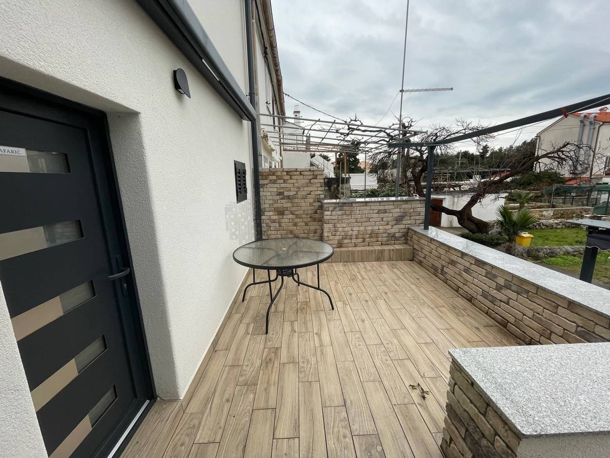 Lepa, prenovljena hiša z vrtom 150 m od morja! Punat