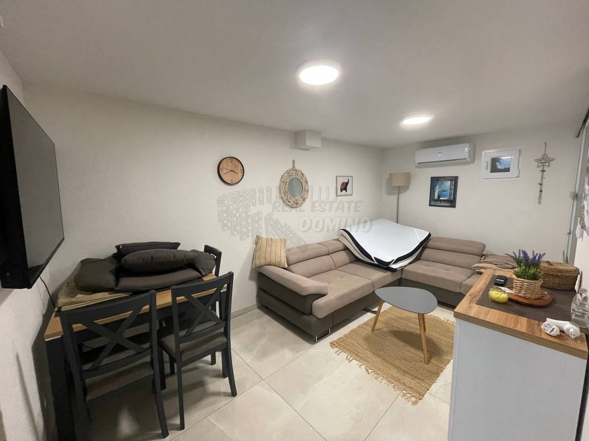 Lepa, prenovljena hiša z vrtom 150 m od morja! Punat