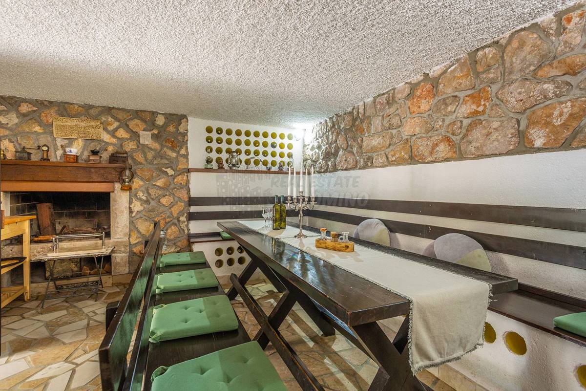 Čudovita hiša z bazenom!! Otok Krk!