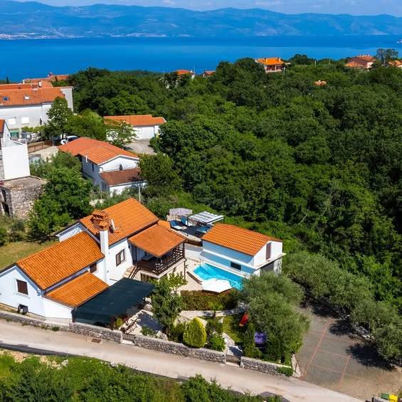 Čudovita hiša z bazenom!! Otok Krk!