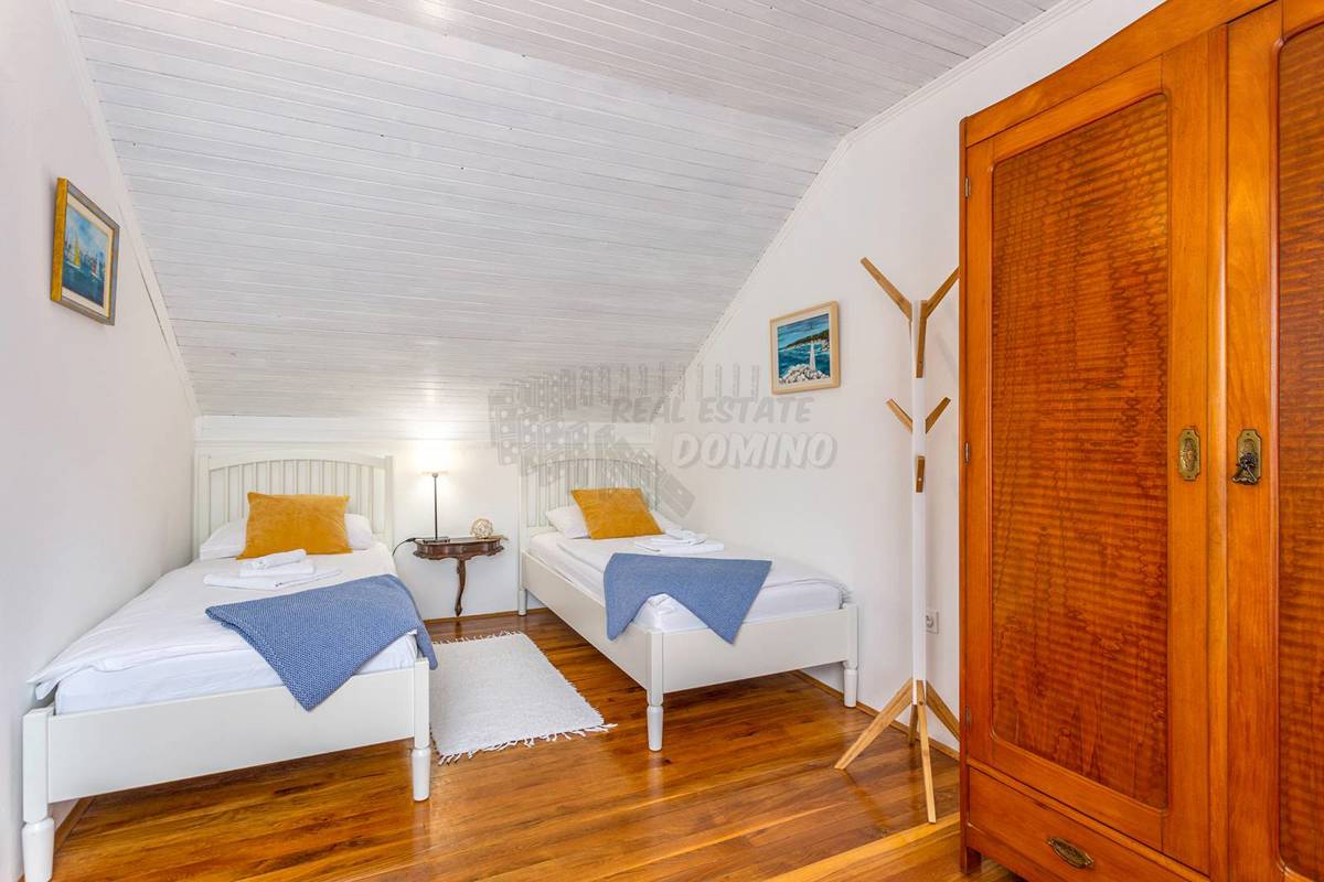 Čudovita hiša z bazenom!! Otok Krk!