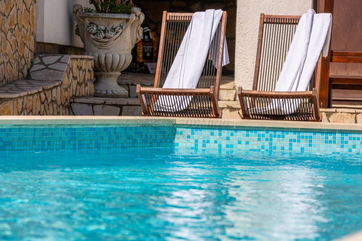 Čudovita hiša z bazenom!! Otok Krk!