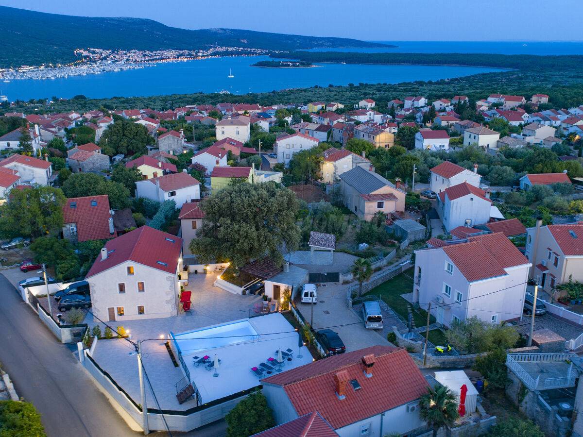 Lepa kamnita vila z bazenom! V bližini mesta Krk!
