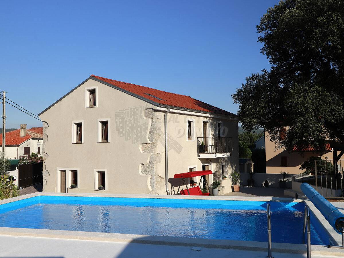 Lepa kamnita vila z bazenom! V bližini mesta Krk!