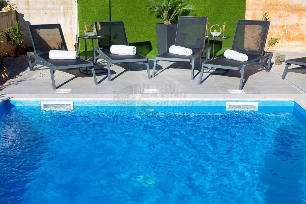 Čudovit apartma v Malinski! Bazen in vrt!