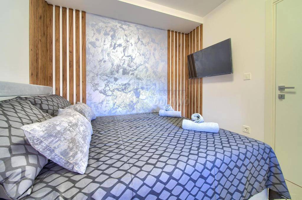 Čudovit apartma v Malinski! Bazen in vrt!