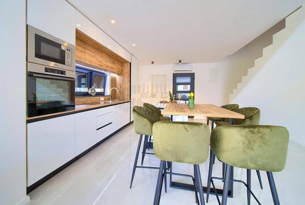 Čudovit apartma v Malinski! Bazen in vrt!