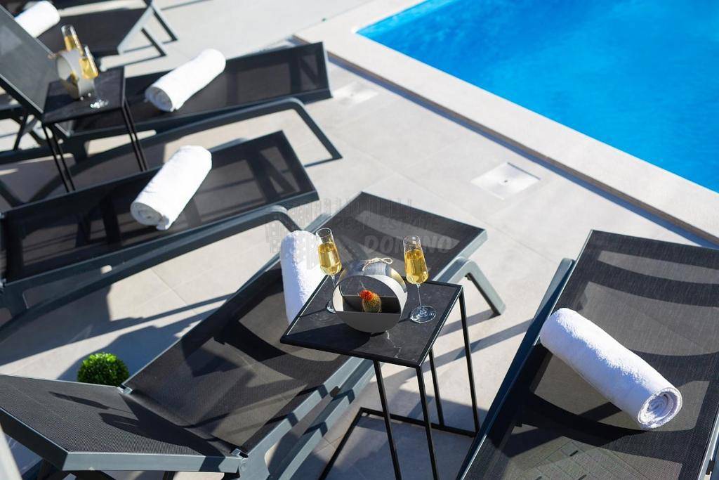 Čudovit apartma v Malinski! Bazen in vrt!