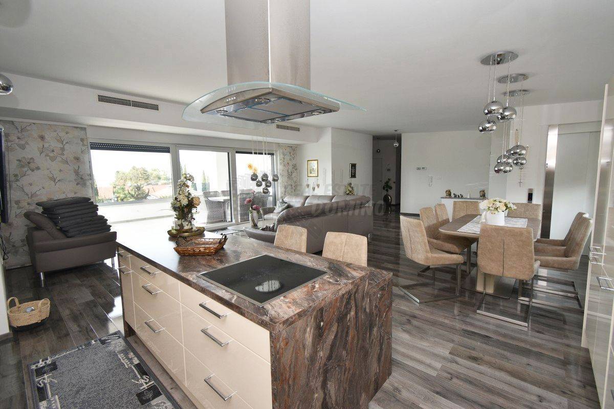 Penthouse 100 metrov od plaže z dvigalom!