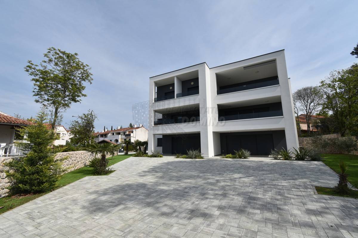 Penthouse 100 metrov od plaže z dvigalom!