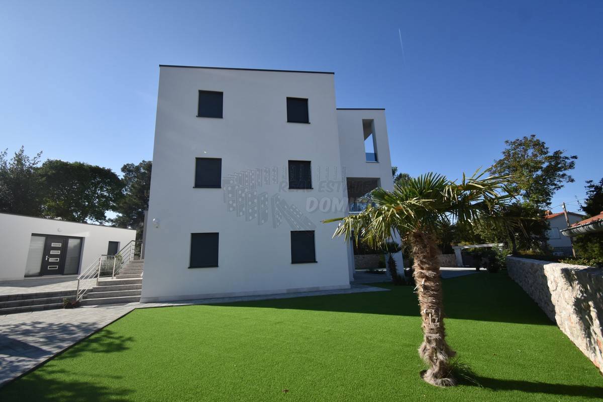 Penthouse 100 metrov od plaže z dvigalom!