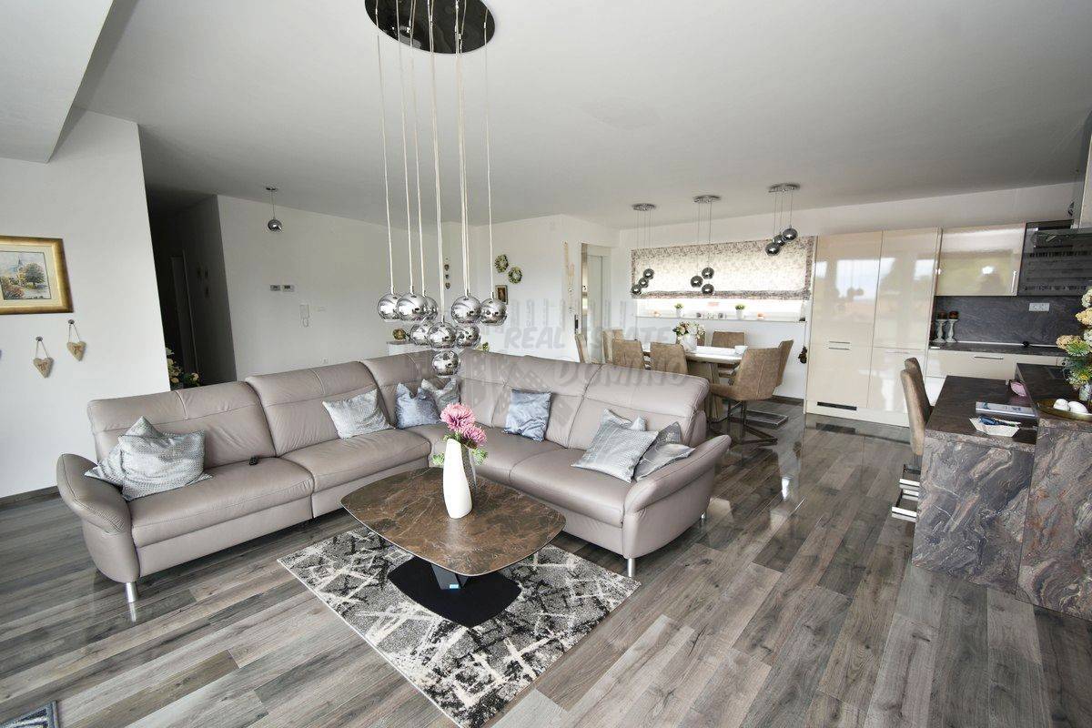 Penthouse 100 metrov od plaže z dvigalom!