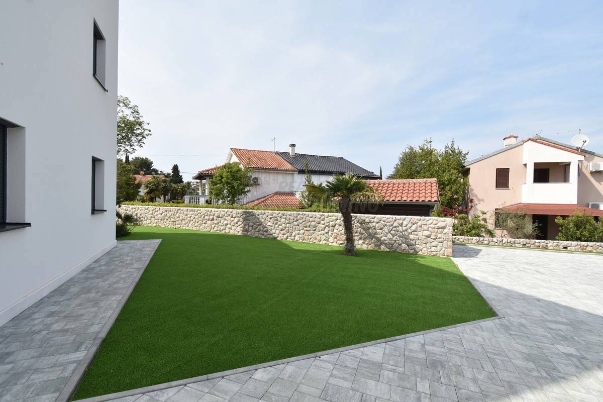 Penthouse 100 metrov od plaže z dvigalom!