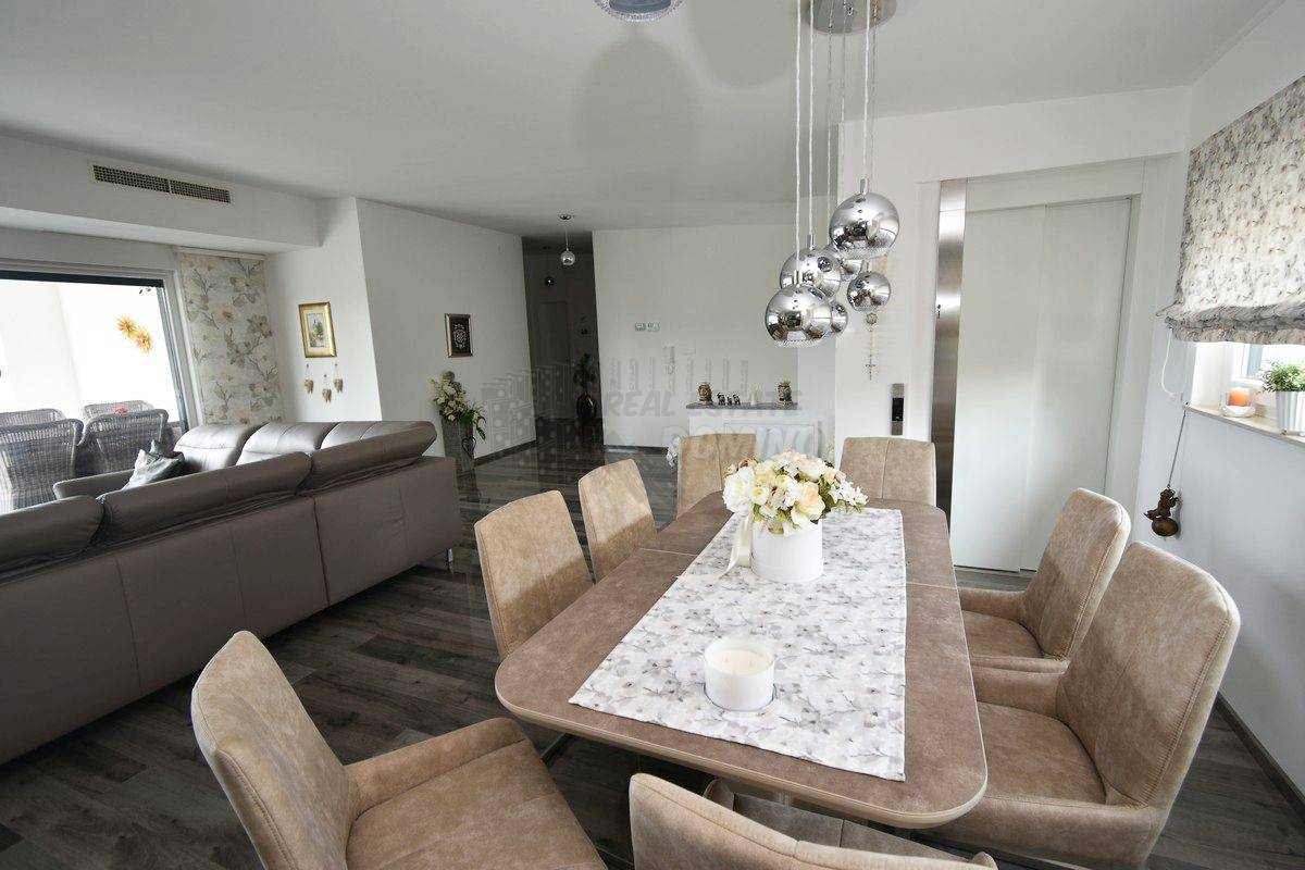 Penthouse 100 metrov od plaže z dvigalom!