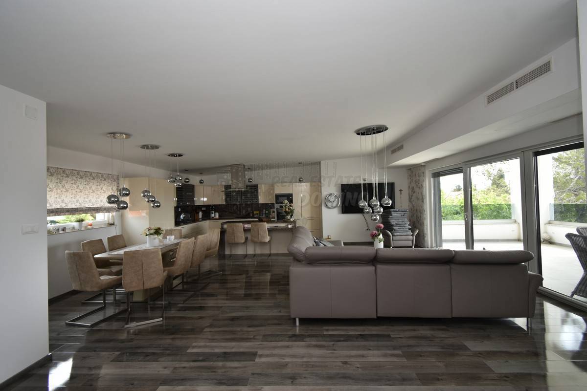 Penthouse 100 metrov od plaže z dvigalom!
