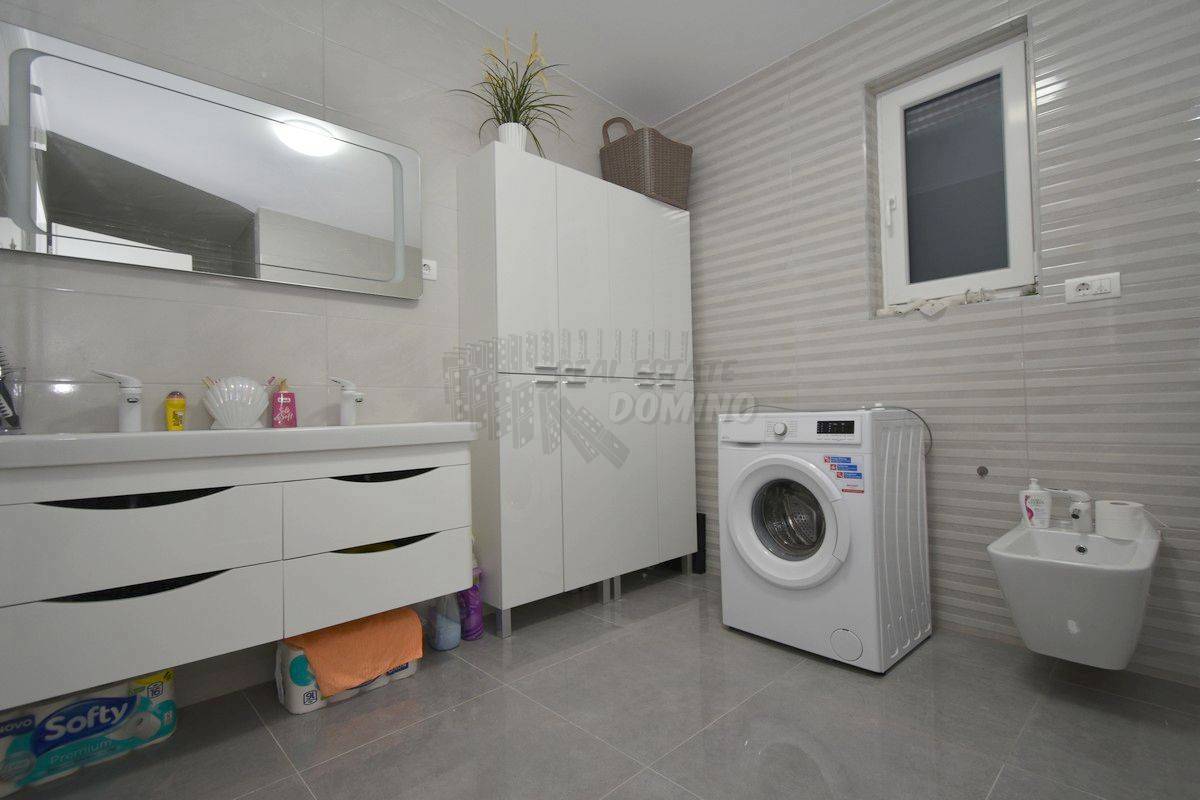Penthouse 100 metrov od plaže z dvigalom!