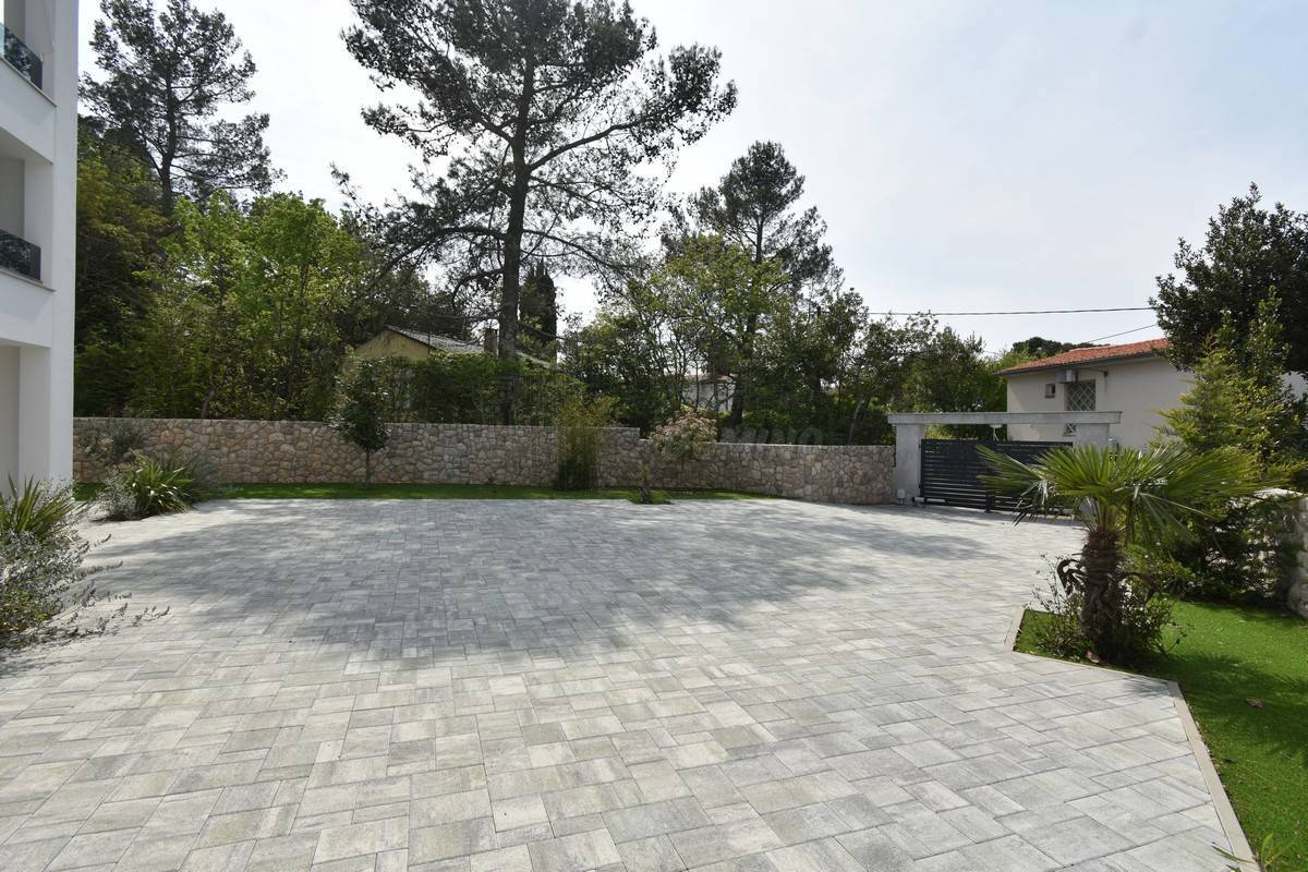 Penthouse 100 metrov od plaže z dvigalom!