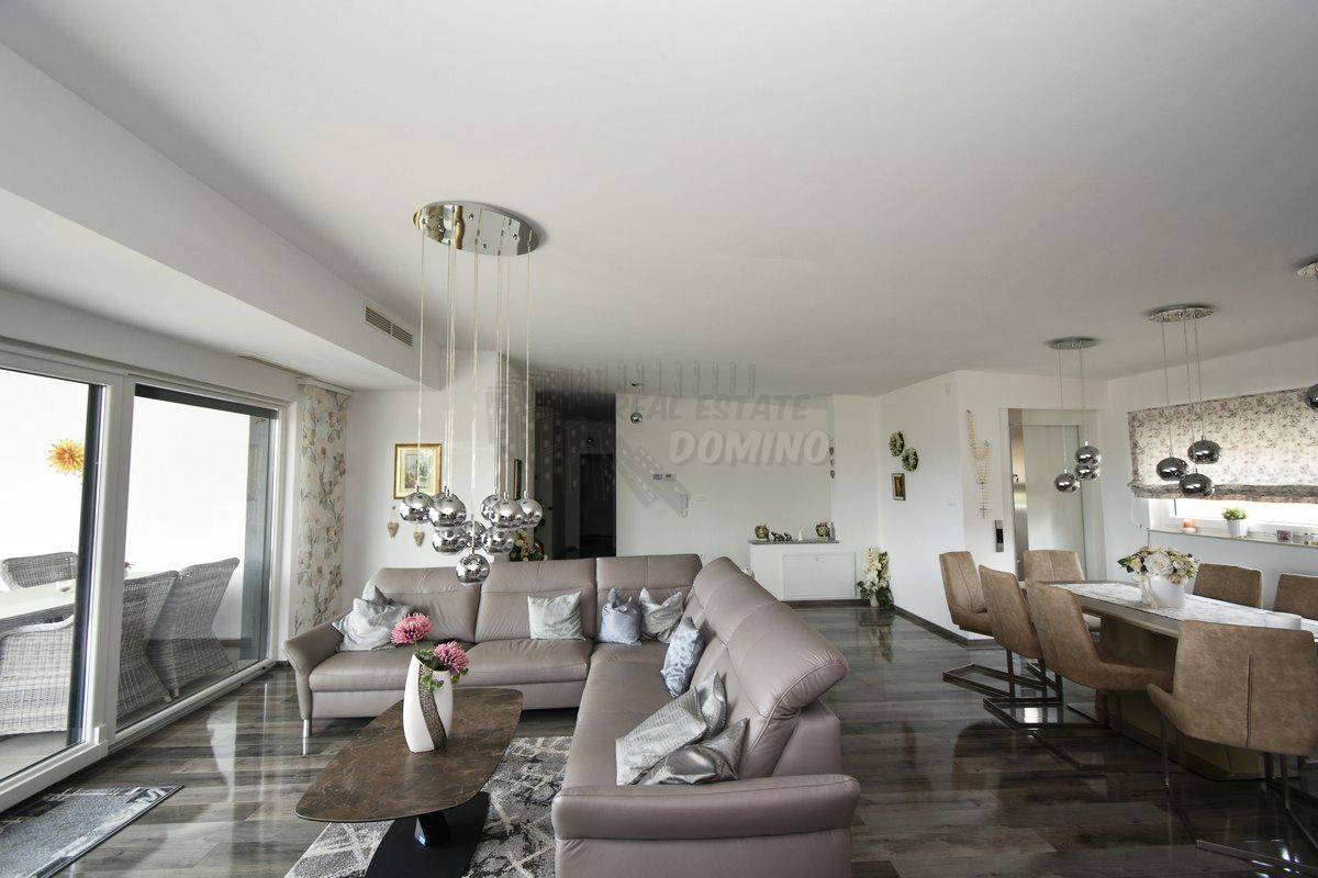 Penthouse 100 metrov od plaže z dvigalom!