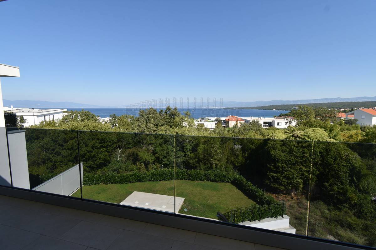 Luksuzni penthouse z bazenom na strehi in odprtim pogledom na morje!