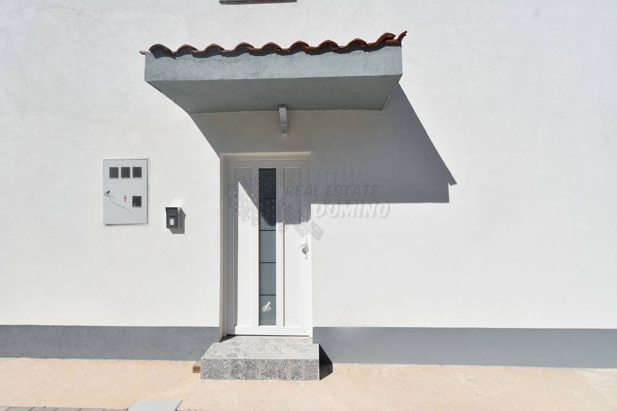 Novogradnja le 150 metrov od morja! šilo!