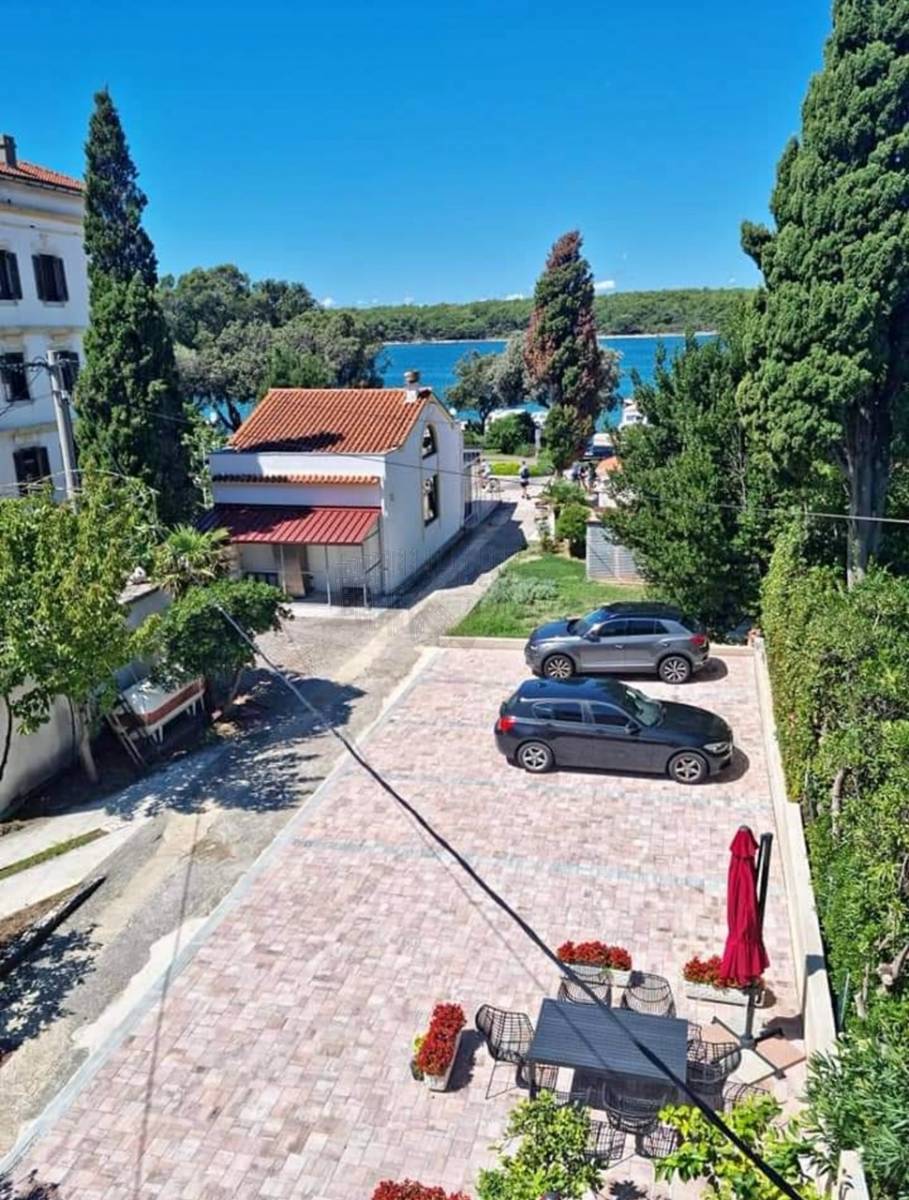 Čudovita hiša 50 metrov od morja! Punat!
