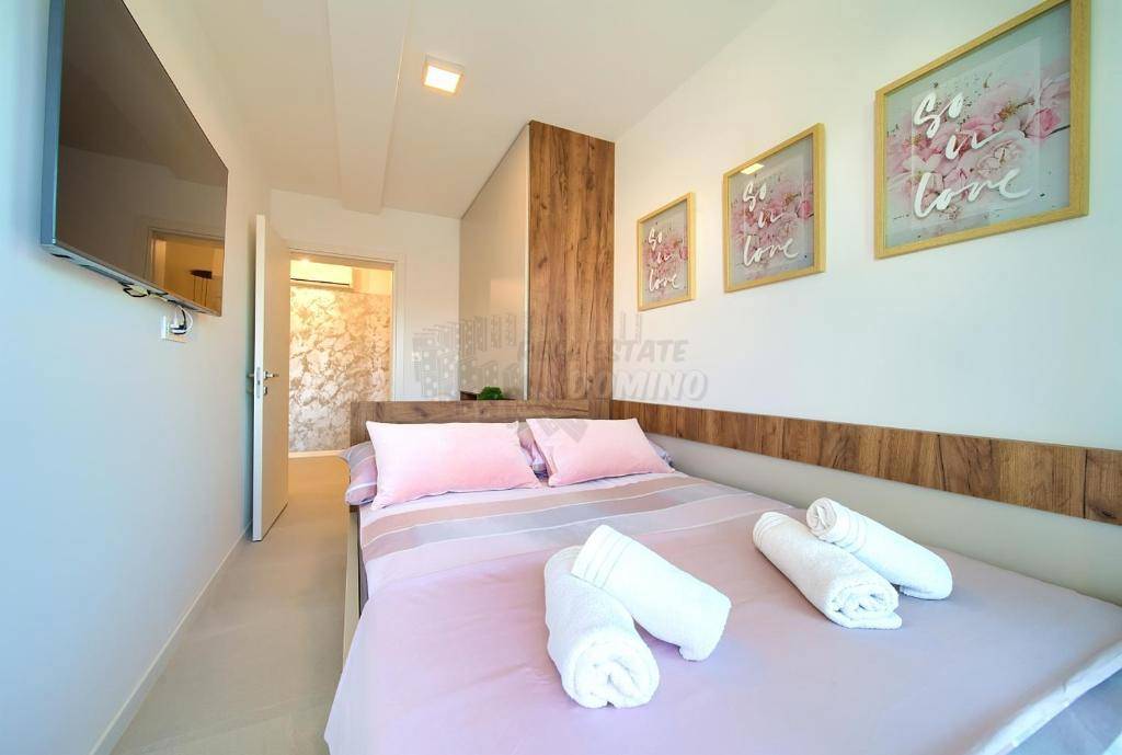 Čudovit apartma v Malinski! Bazen in vrt!