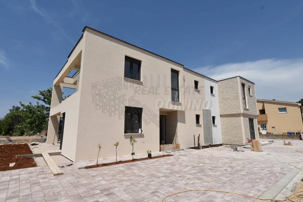 Novogradnja-dvojček z bazenom in vrtom-Malinska!