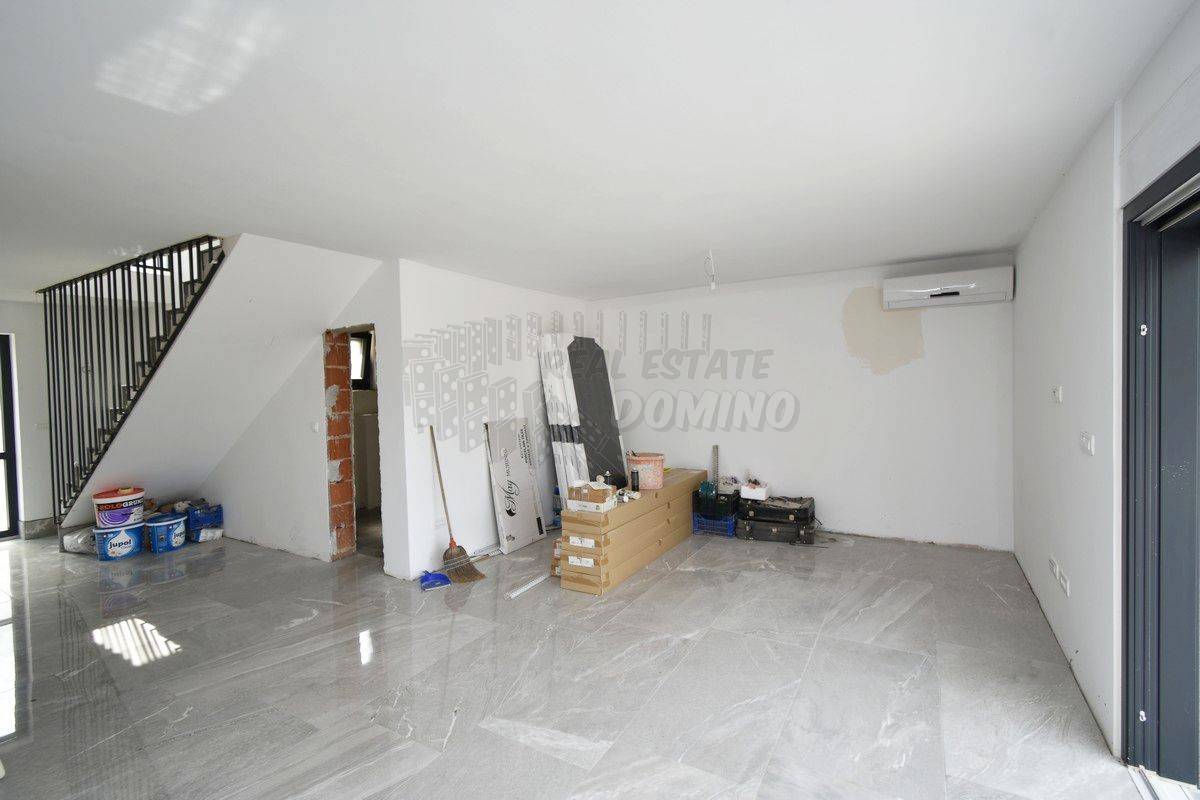 Novogradnja-dvojček z bazenom in vrtom-Malinska!