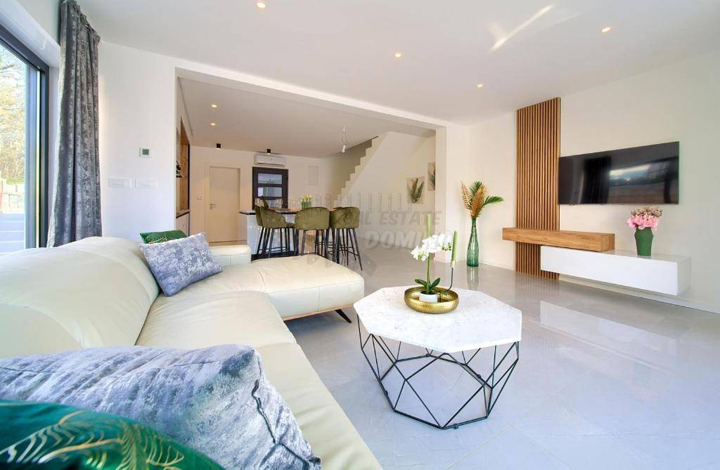 Čudovit apartma v Malinski! Bazen in vrt!