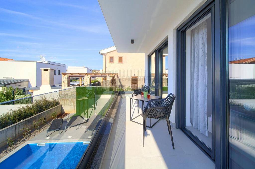 Čudovit apartma v Malinski! Bazen in vrt!