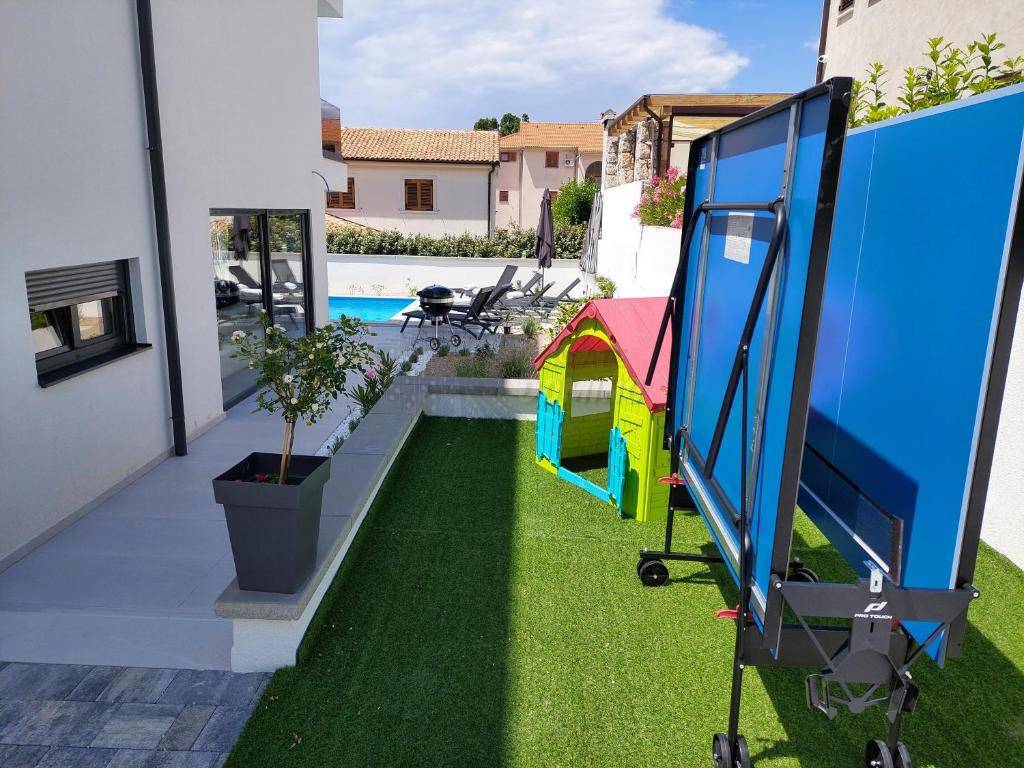 Čudovit apartma v Malinski! Bazen in vrt!