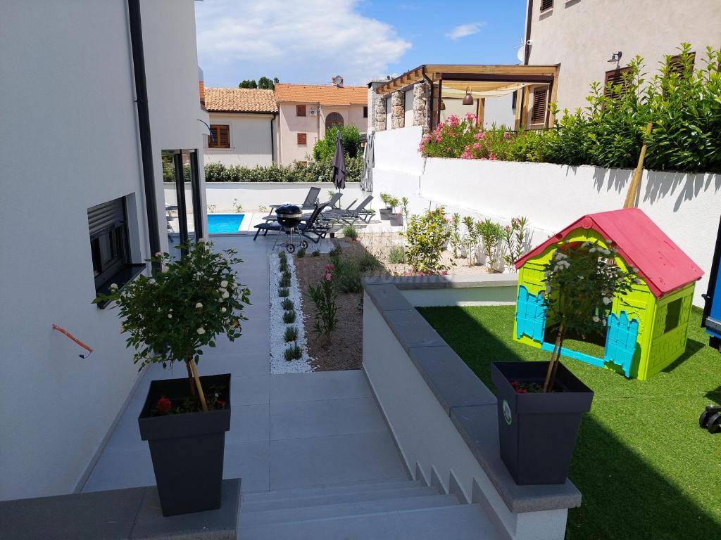 Čudovit apartma v Malinski! Bazen in vrt!