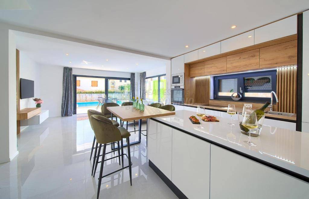 Čudovit apartma v Malinski! Bazen in vrt!