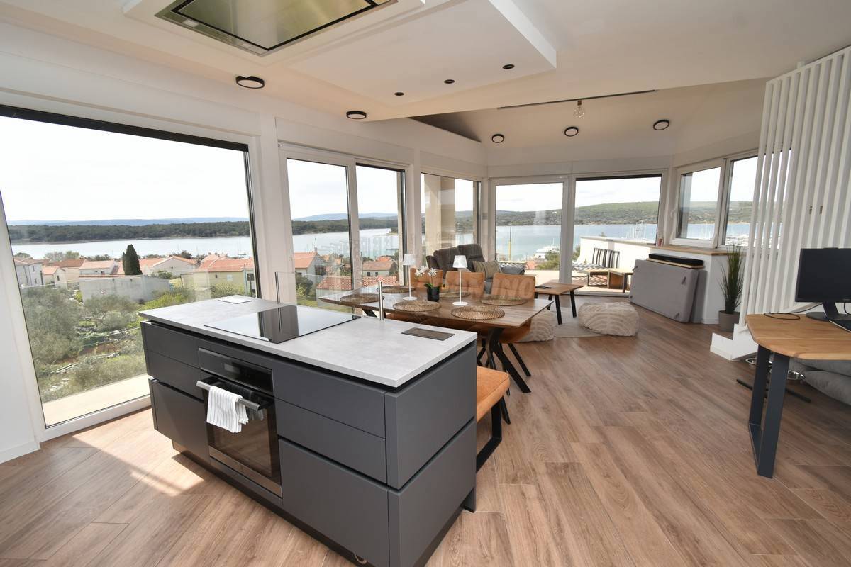 Čudovit Penthouse s panoramskim razgledom! Punat