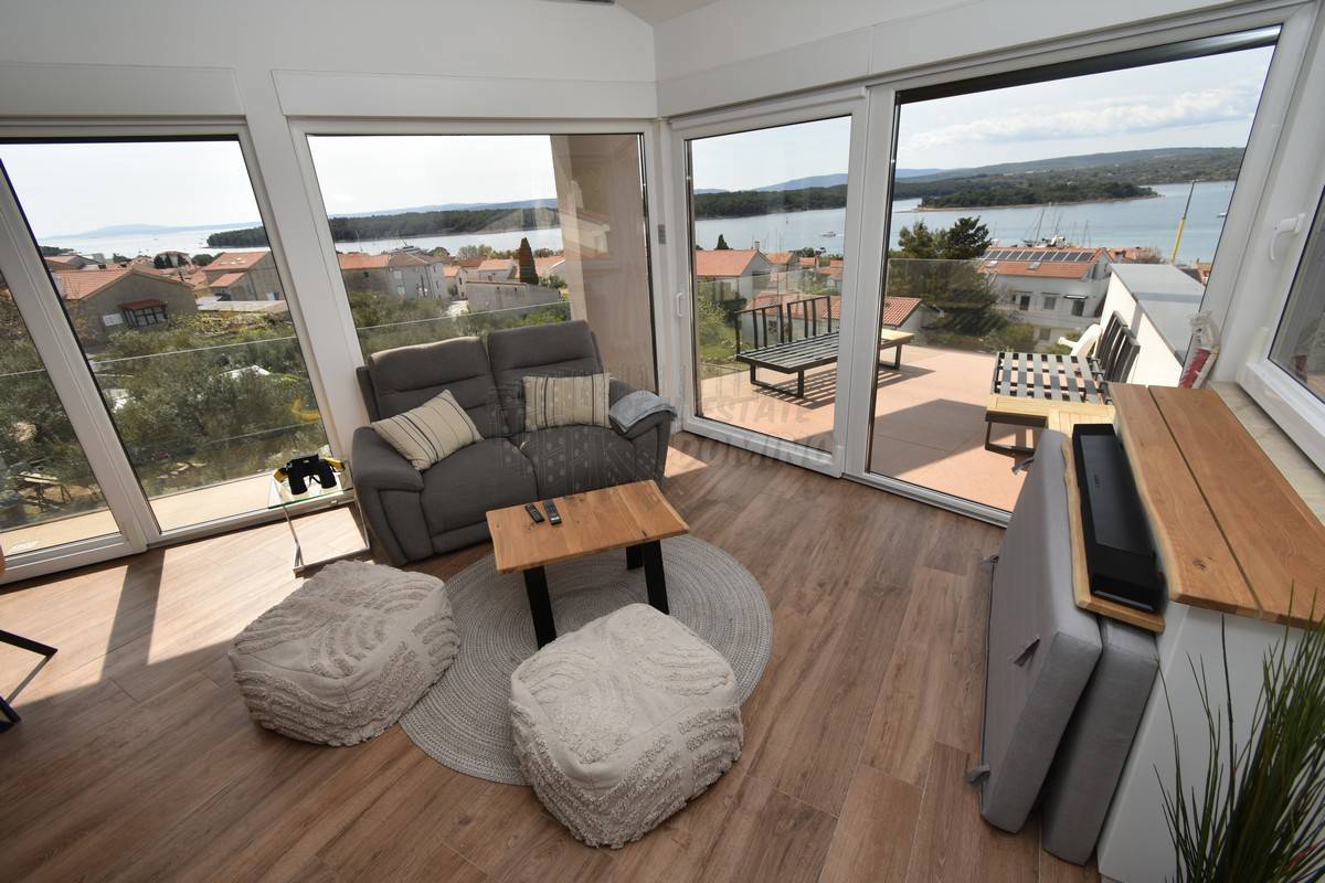 Čudovit Penthouse s panoramskim razgledom! Punat