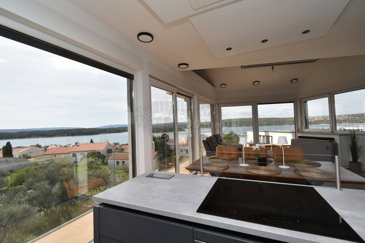 Čudovit Penthouse s panoramskim razgledom! Punat