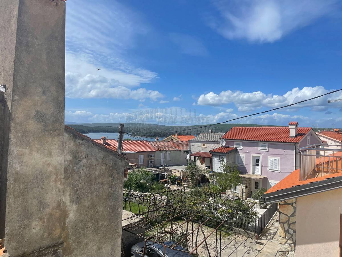 Prenovljena hiša z dvema stanovanjema! Punat