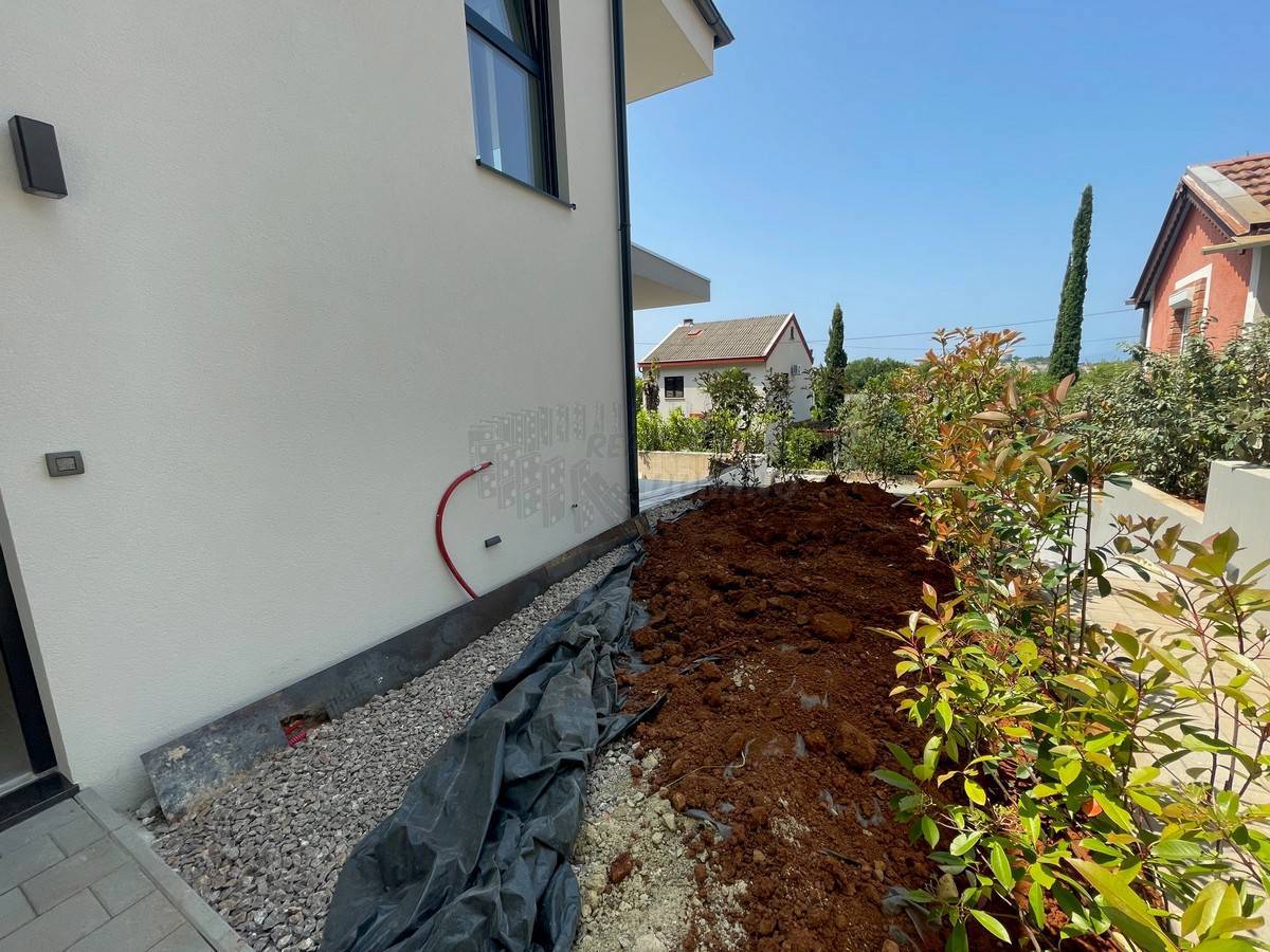 Stanovanje z vrtom in bazenom, novogradnja! Otok Krk