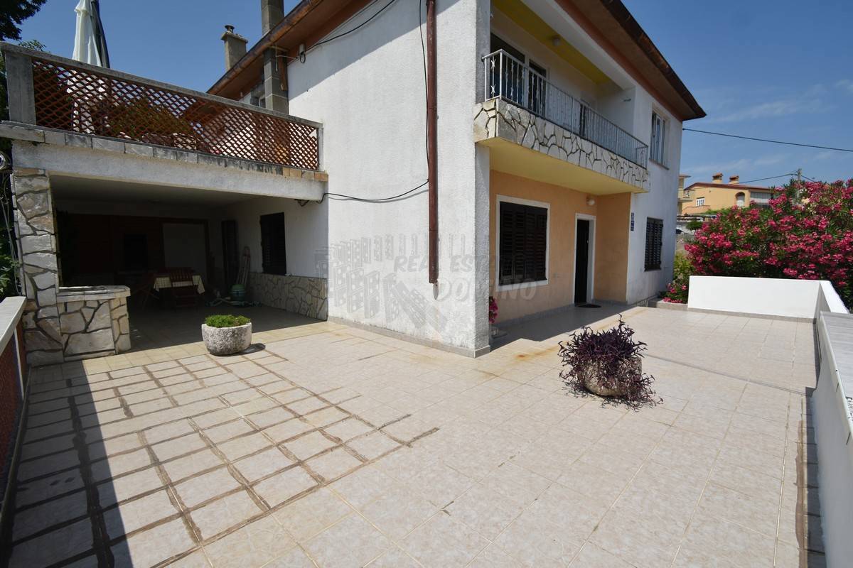 Hiša s 3 apartmaji in čudovitim razgledom! šilo!