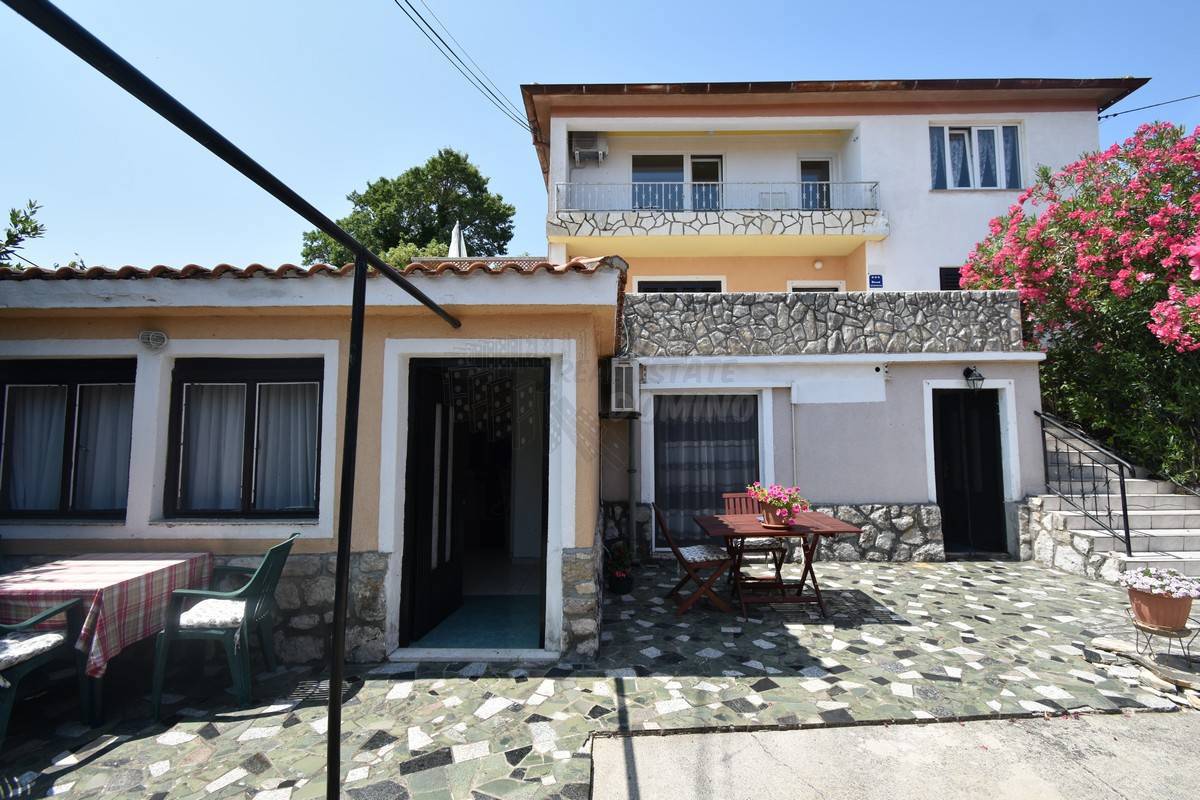 Hiša s 3 apartmaji in čudovitim razgledom! šilo!