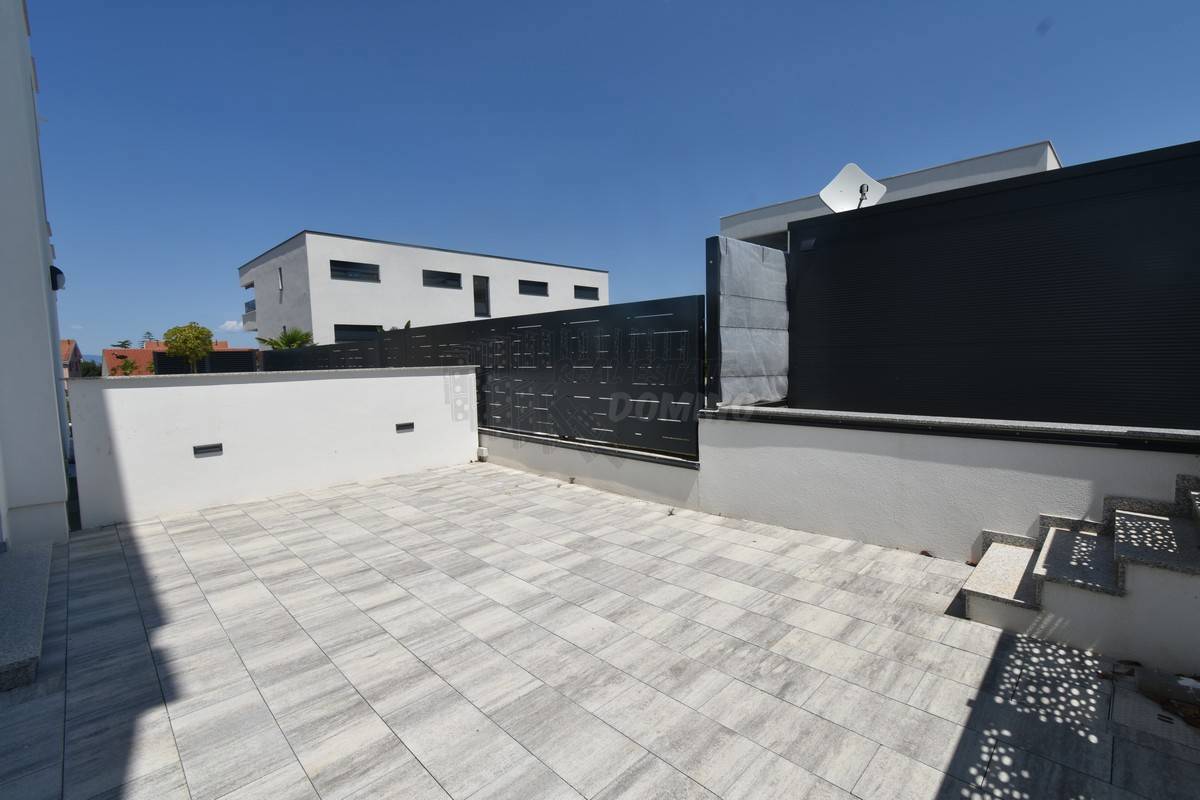 Stanovanje s pripadajočo garsonjero in vrtom! Malinska!