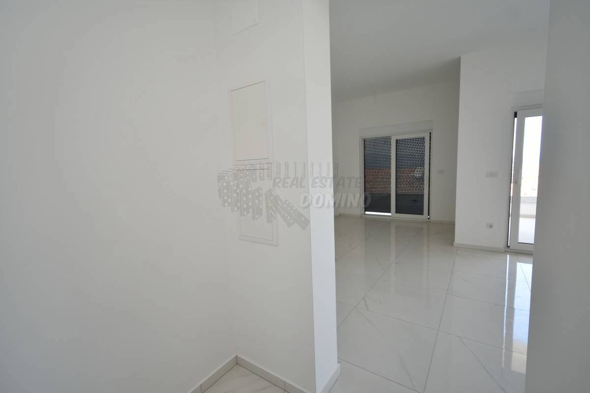 Stanovanje s pripadajočo garsonjero in vrtom! Malinska!