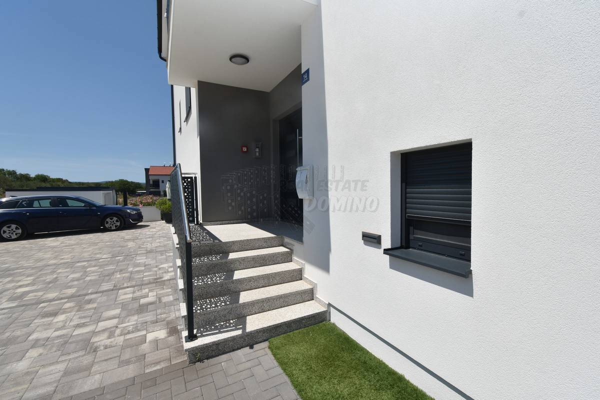 Stanovanje s pripadajočo garsonjero in vrtom! Malinska!