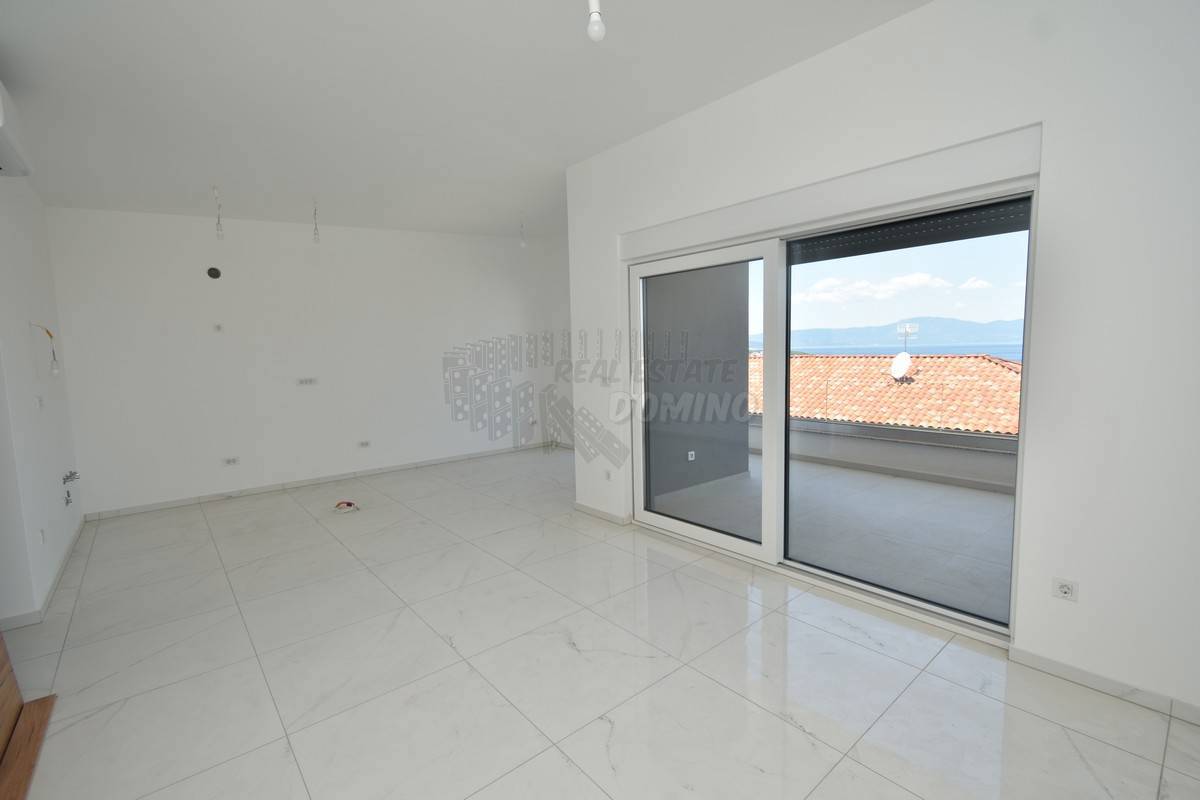 Stanovanje s pripadajočo garsonjero in vrtom! Malinska!