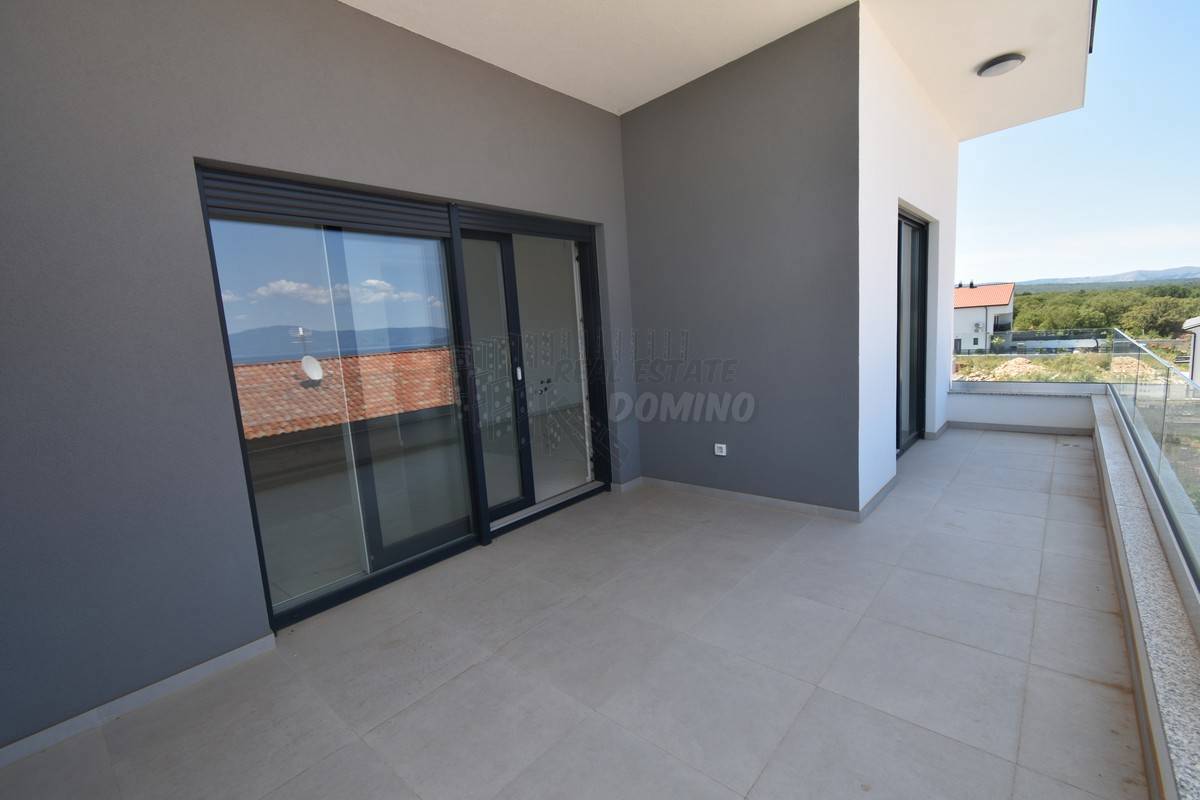 Stanovanje s pripadajočo garsonjero in vrtom! Malinska!