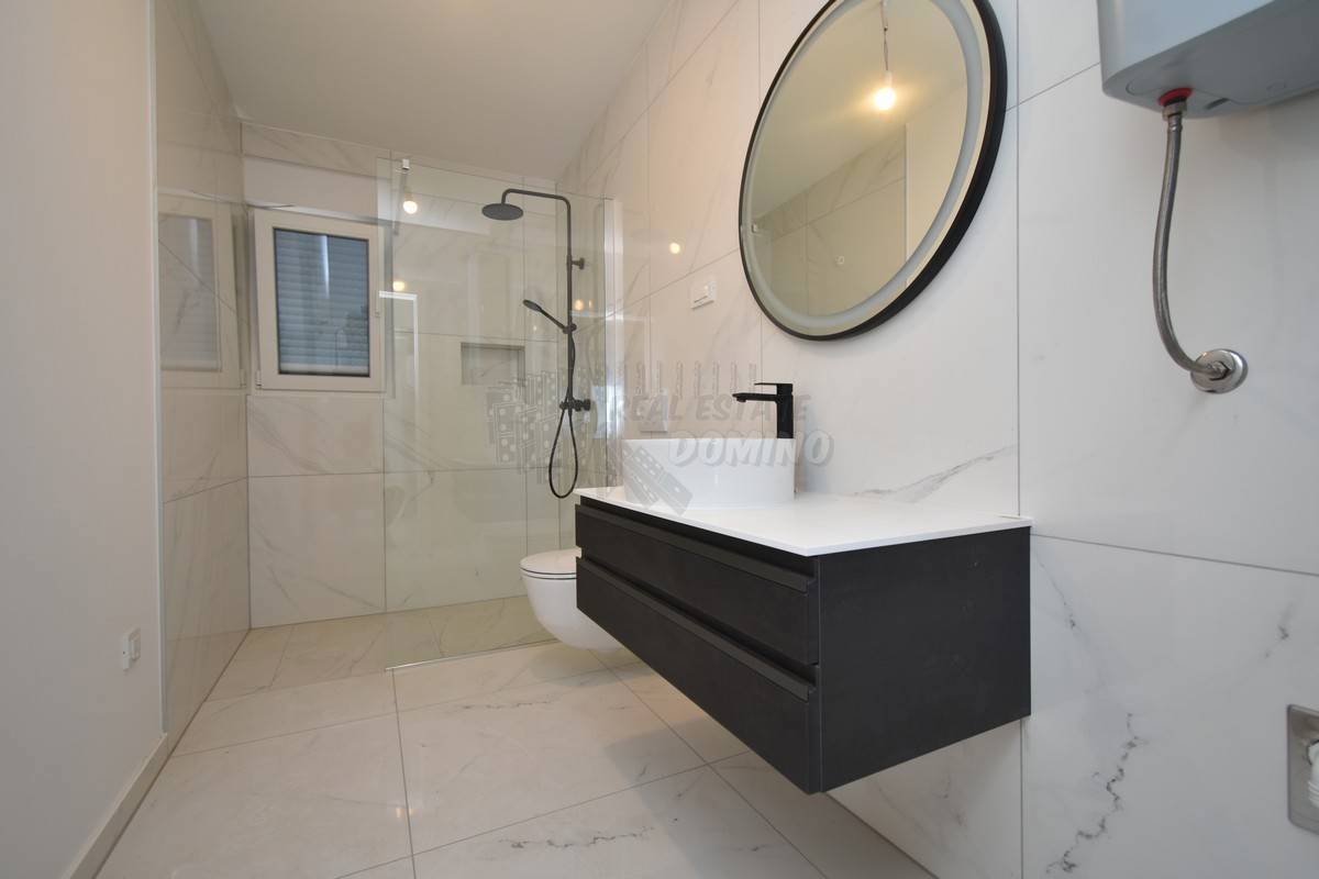 Stanovanje s pripadajočo garsonjero in vrtom! Malinska!