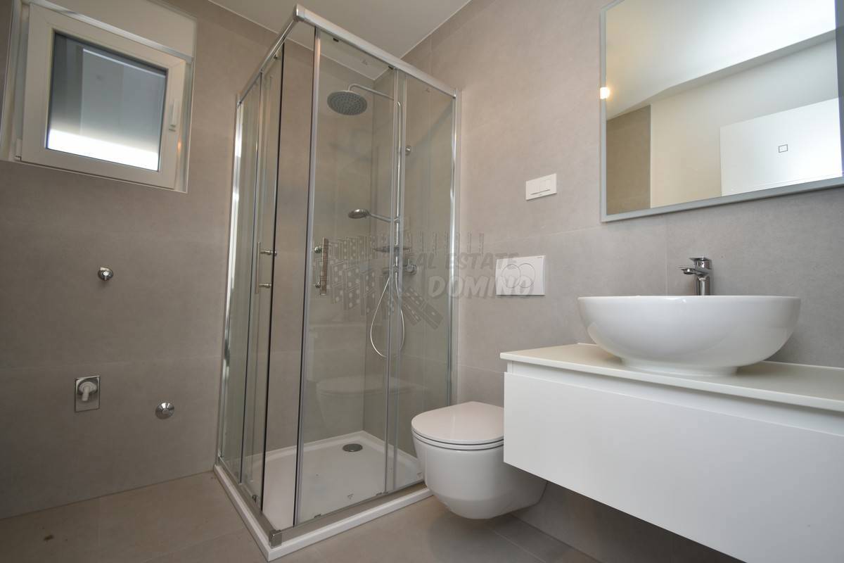 Stanovanje s pripadajočo garsonjero in vrtom! Malinska!